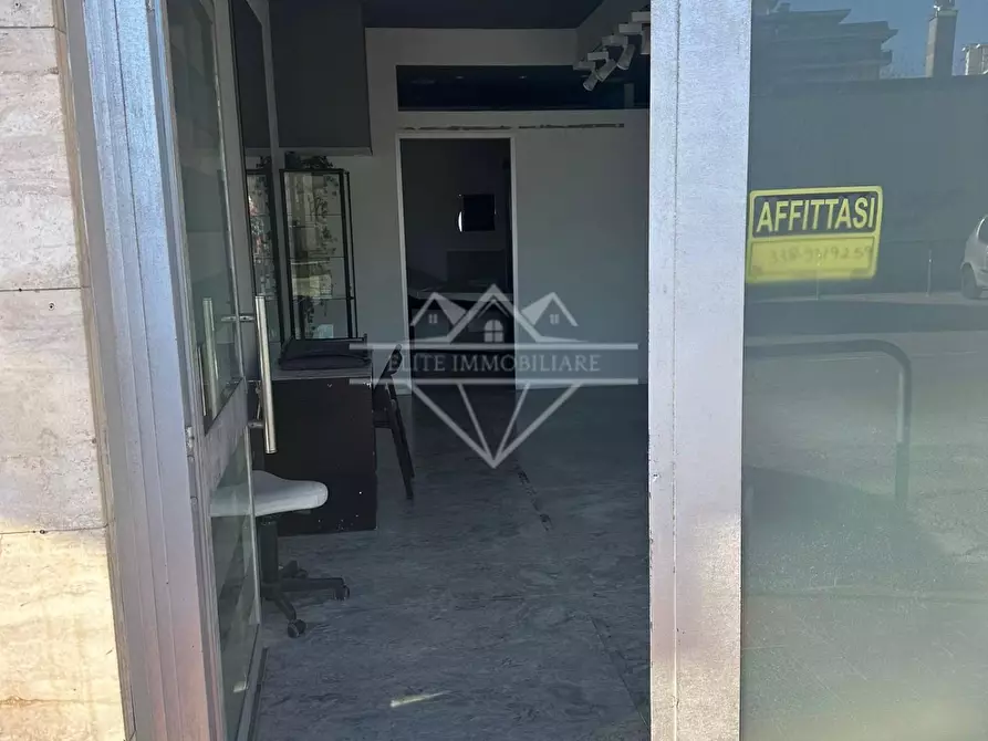 Immagine 6 di Locale commerciale in vendita  a Carrara