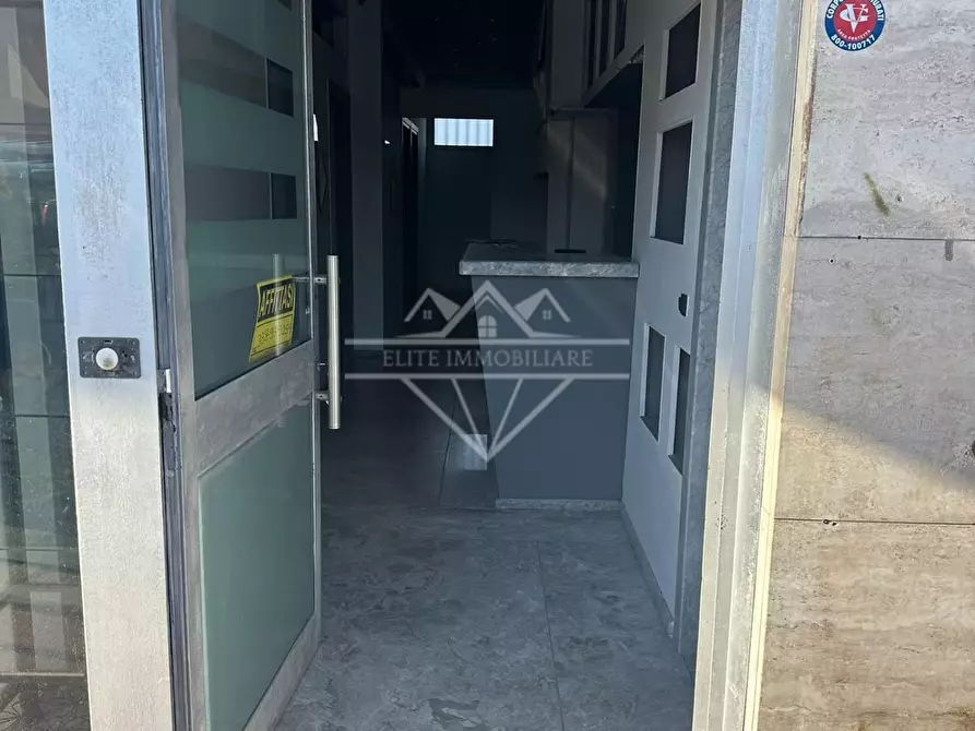 Immagine 8 di Locale commerciale in vendita  a Carrara