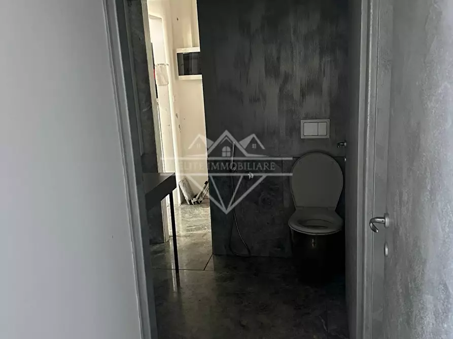 Immagine 4 di Locale commerciale in vendita  a Carrara