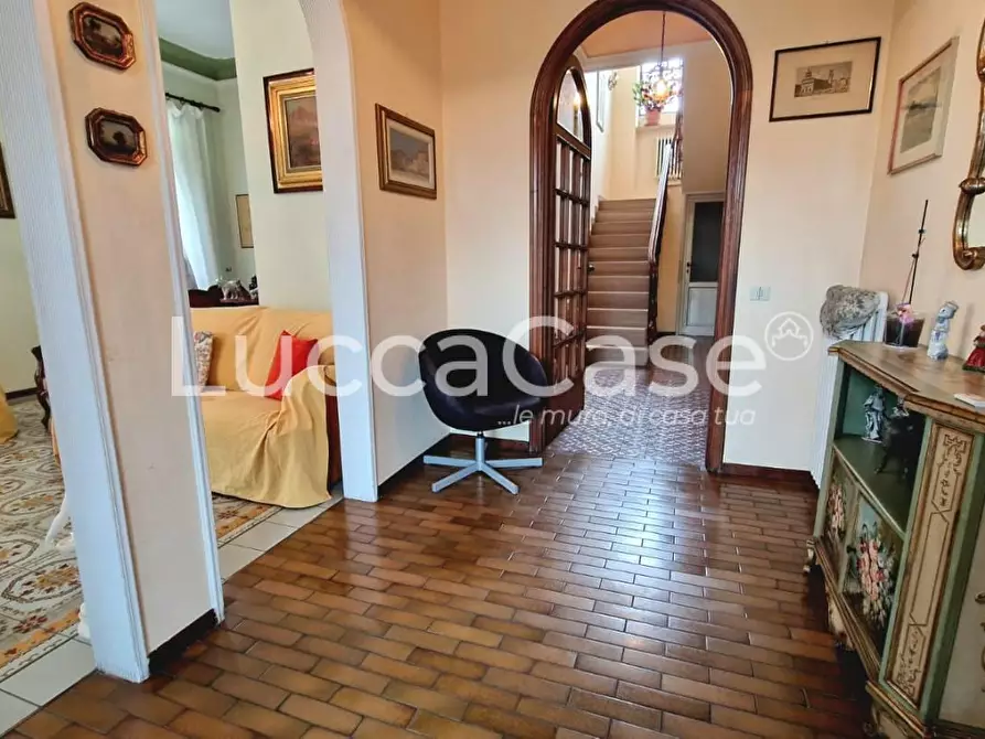 Immagine 5 di Villa in vendita  a Lucca