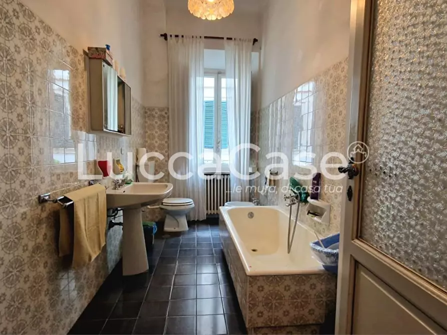 Immagine 25 di Villa in vendita  a Lucca