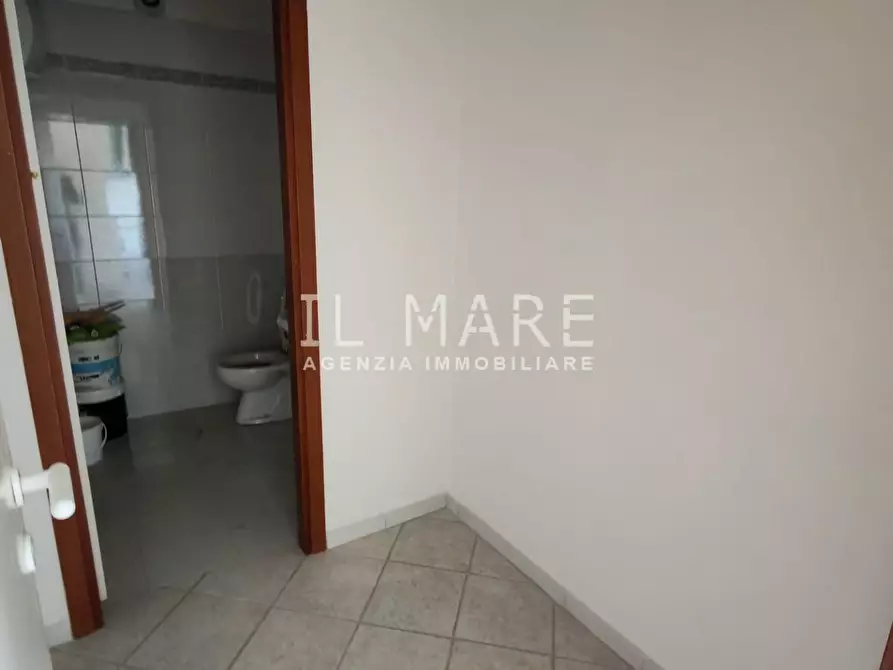 Immagine 9 di Ufficio in vendita  a Massa