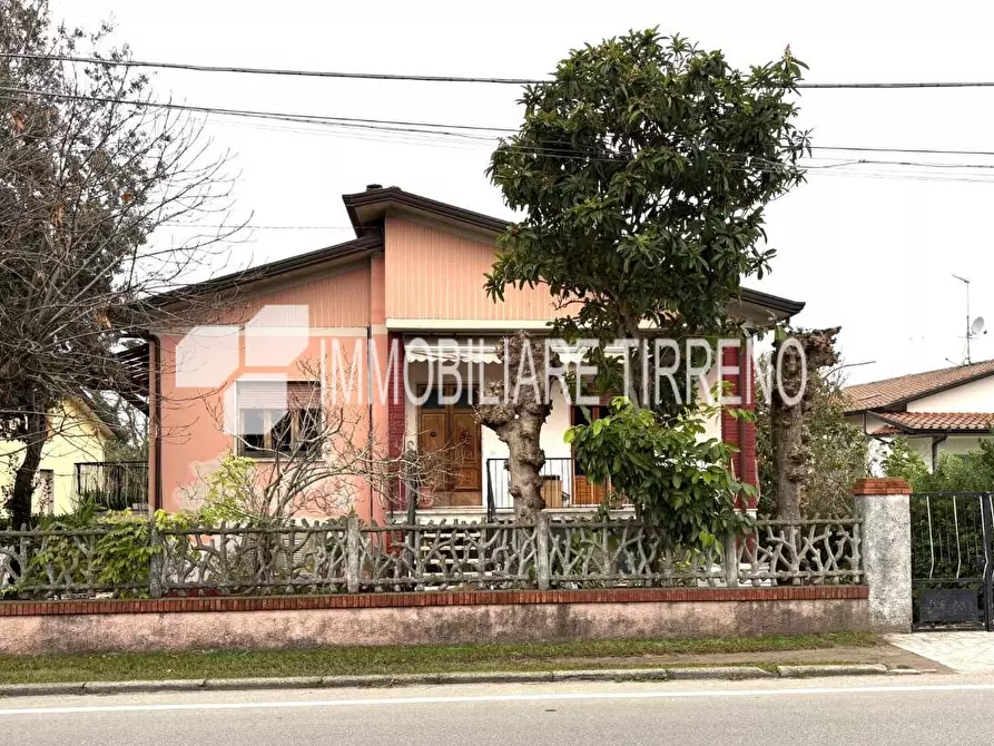 Immagine 1 di Casa indipendente in vendita  a Massa