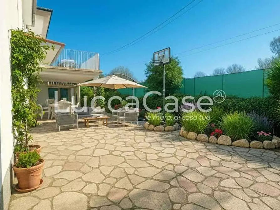 Immagine 4 di Casa bifamiliare in vendita  a Lucca