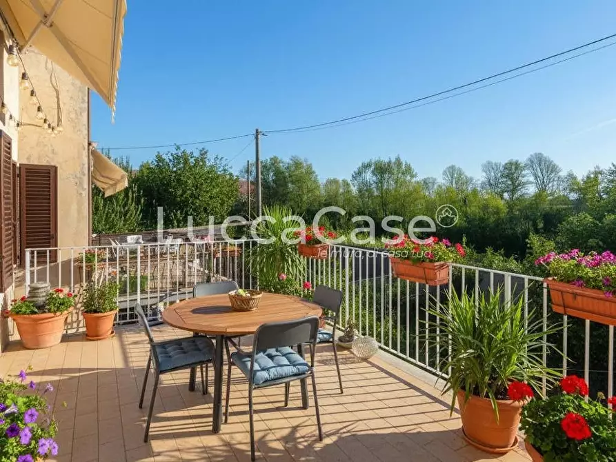 Immagine 1 di Casa bifamiliare in vendita  a Lucca