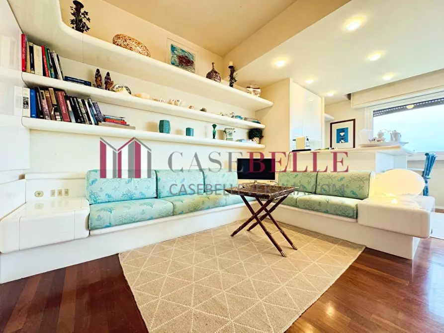 Immagine 1 di Appartamento in affitto  a Camaiore