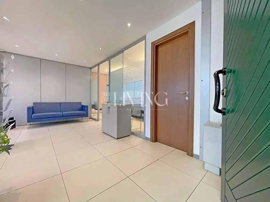 Immagine 18 di Ufficio in affitto  a Lucca