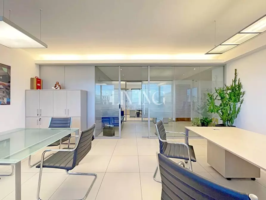 Immagine 8 di Ufficio in affitto  a Lucca