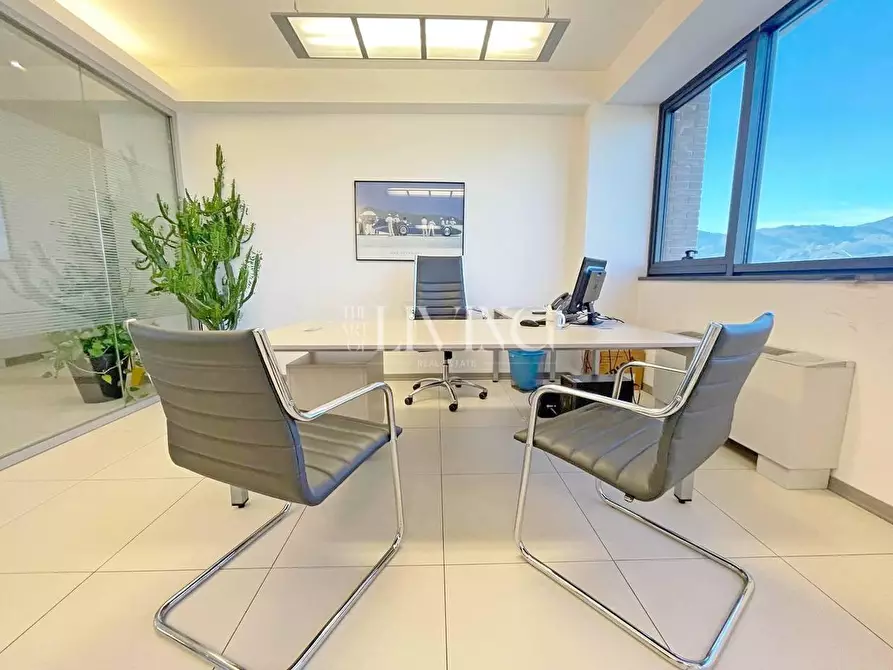 Immagine 4 di Ufficio in affitto  a Lucca