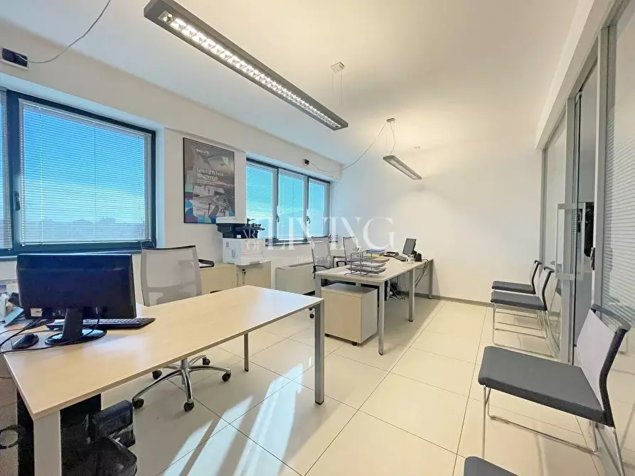 Immagine 10 di Ufficio in affitto  a Lucca