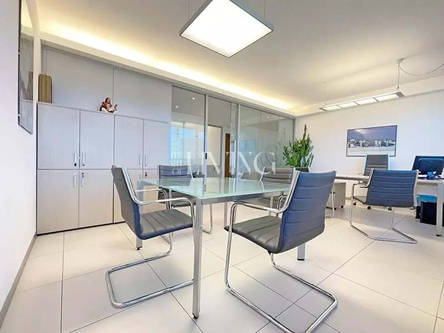 Immagine 9 di Ufficio in affitto  a Lucca