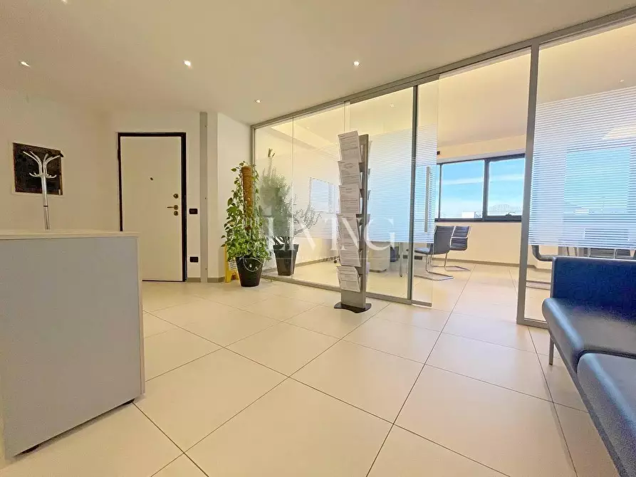 Immagine 1 di Ufficio in affitto  a Lucca