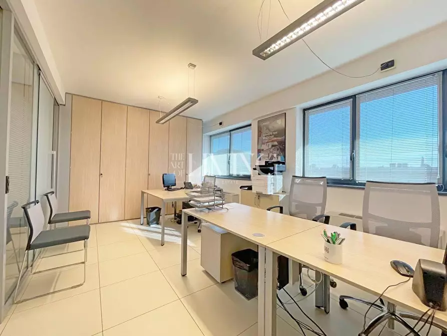 Immagine 12 di Ufficio in affitto  a Lucca