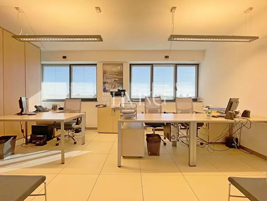 Immagine 11 di Ufficio in affitto  a Lucca