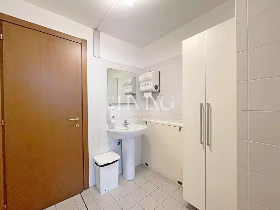 Immagine 15 di Ufficio in affitto  a Lucca