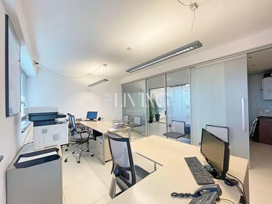 Immagine 13 di Ufficio in affitto  a Lucca