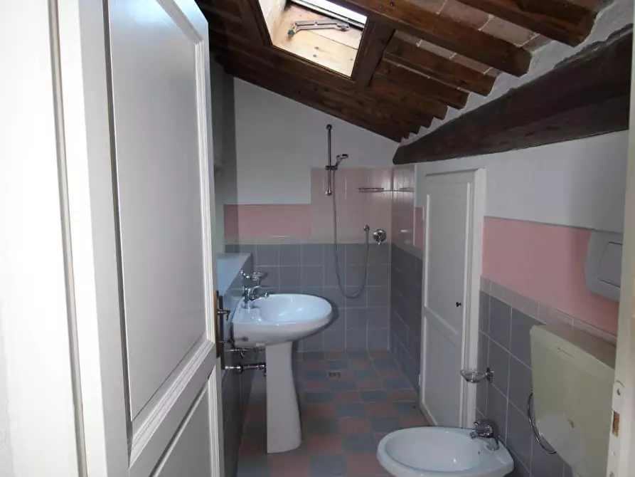 Immagine 21 di Porzione di casa in vendita  a Poggibonsi