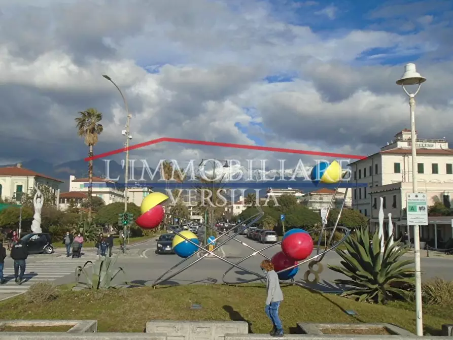 Immagine 32 di Capannone industriale in vendita  a Pietrasanta