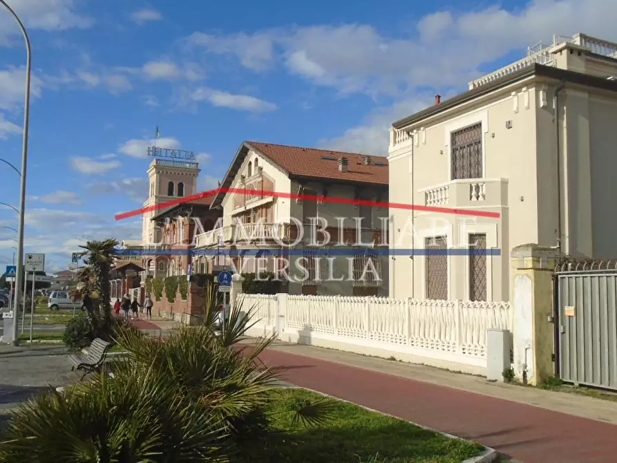 Immagine 35 di Capannone industriale in vendita  a Pietrasanta