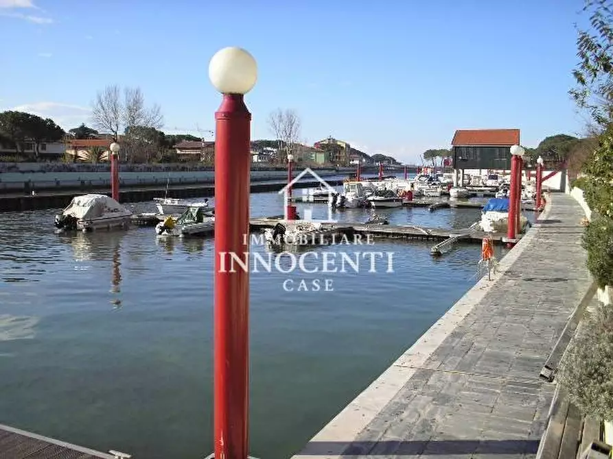 Immagine 17 di Appartamento in vendita  a Montignoso