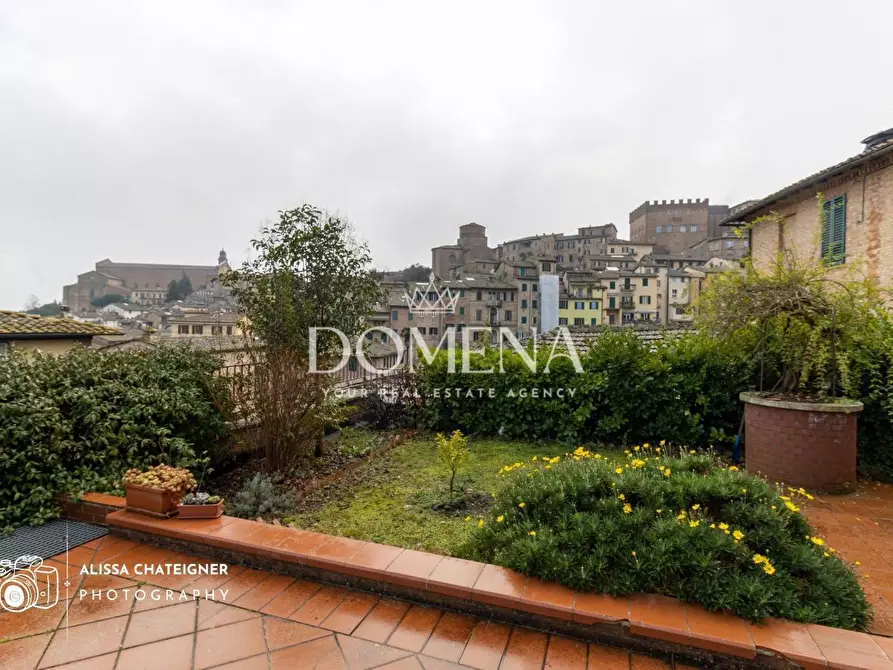 Immagine 42 di Appartamento in vendita  a Siena