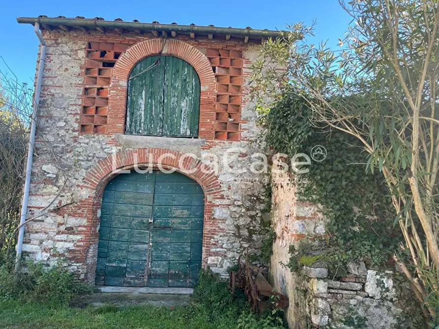 Immagine 3 di Rustico / casale in vendita  a Lucca