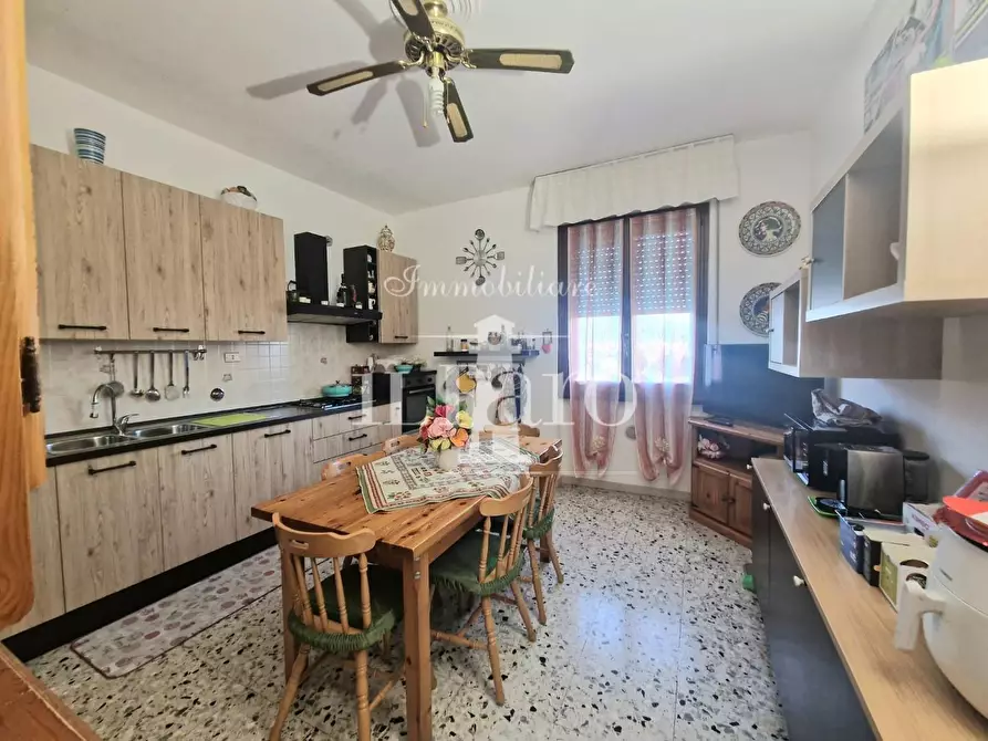 Immagine 1 di Appartamento in vendita  a Campi Bisenzio