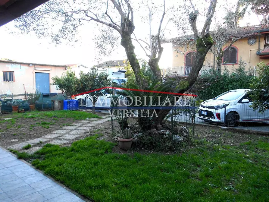 Immagine 10 di Porzione di casa in vendita  a Massa