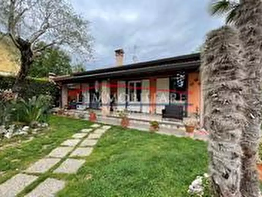 Immagine 2 di Porzione di casa in vendita  a Massa