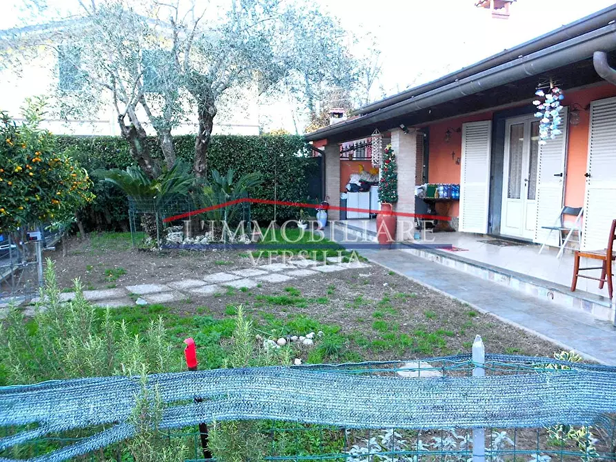 Immagine 4 di Porzione di casa in vendita  a Massa