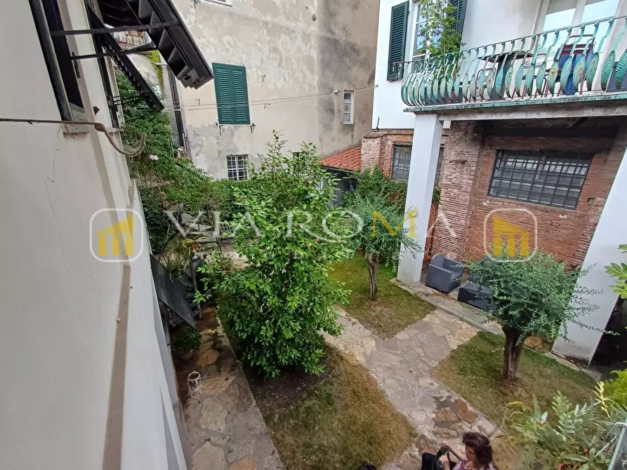 Immagine 11 di Appartamento in vendita  a Lucca