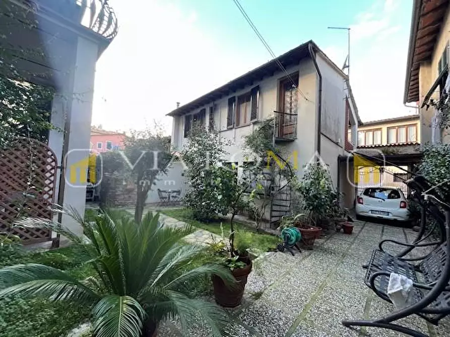 Immagine 2 di Appartamento in vendita  a Lucca