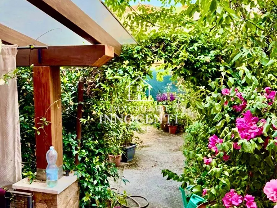 Immagine 1 di Casa bifamiliare in vendita  a Massa