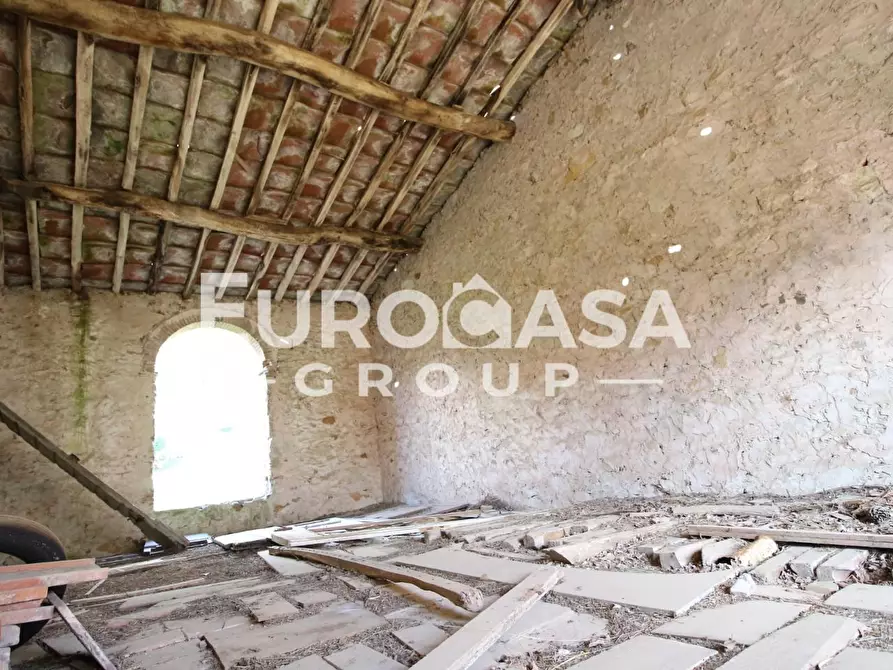 Immagine 11 di Deposito in vendita  a Lucca