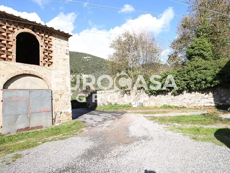 Immagine 1 di Deposito in vendita  a Lucca