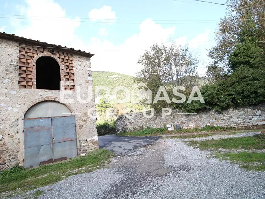 Immagine 2 di Deposito in vendita  a Lucca