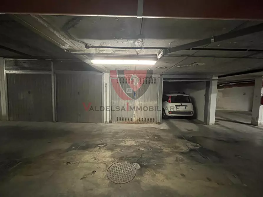 Immagine 2 di Garage in vendita  a Colle Di Val D'elsa