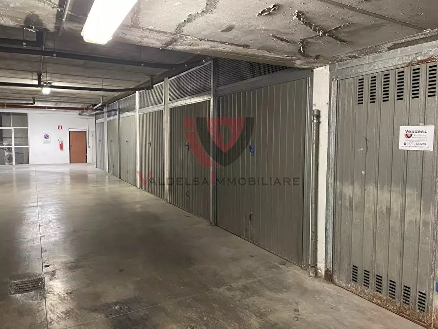 Immagine 3 di Garage in vendita  a Colle Di Val D'elsa
