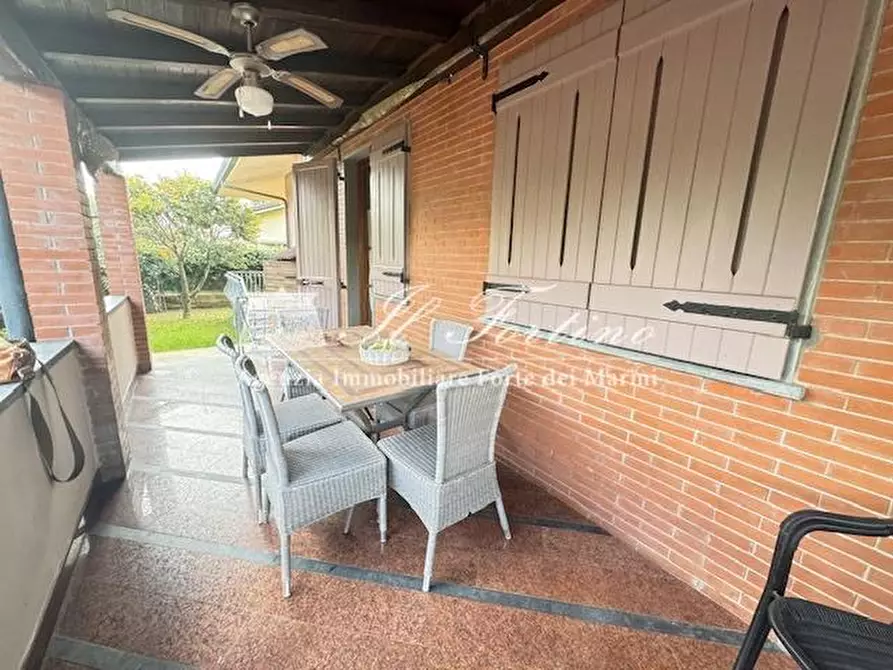 Immagine 3 di Villa in vendita  a Forte Dei Marmi