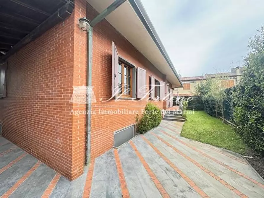 Immagine 1 di Villa in vendita  a Forte Dei Marmi