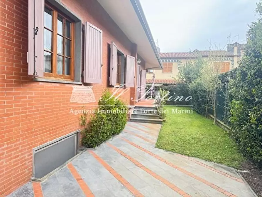 Immagine 2 di Villa in vendita  a Forte Dei Marmi