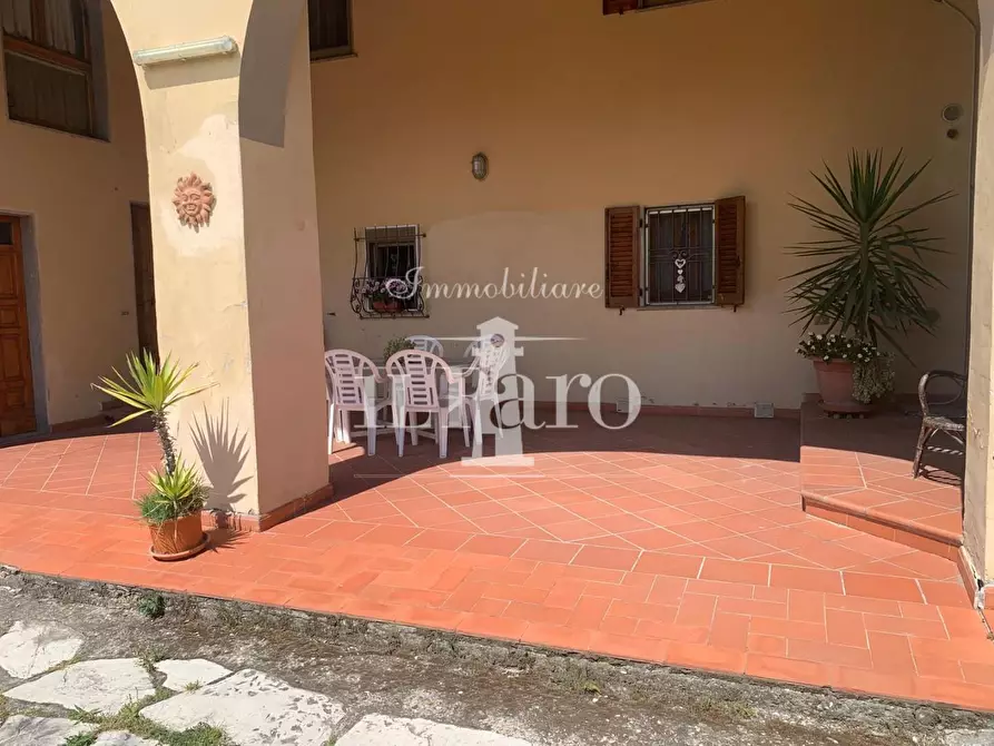 Immagine 3 di Porzione di casa in vendita  a Campi Bisenzio