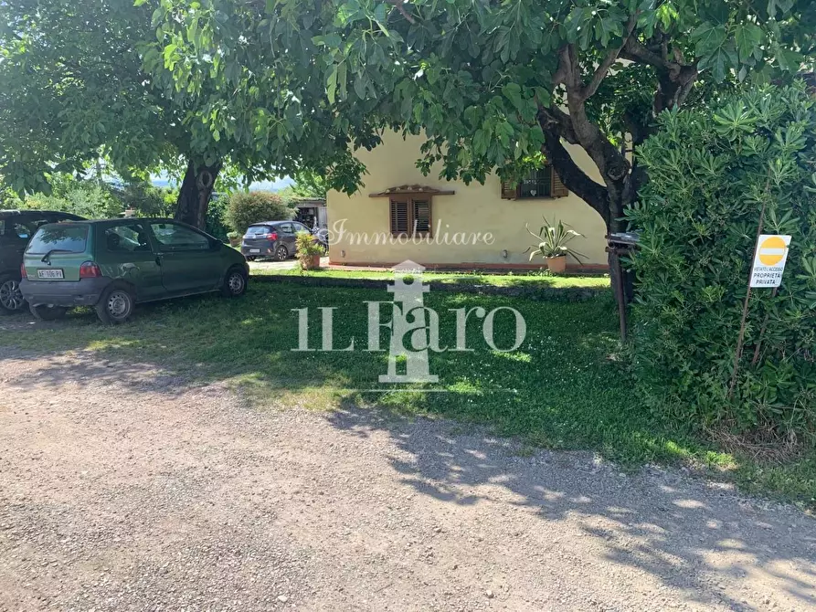 Immagine 2 di Porzione di casa in vendita  a Campi Bisenzio