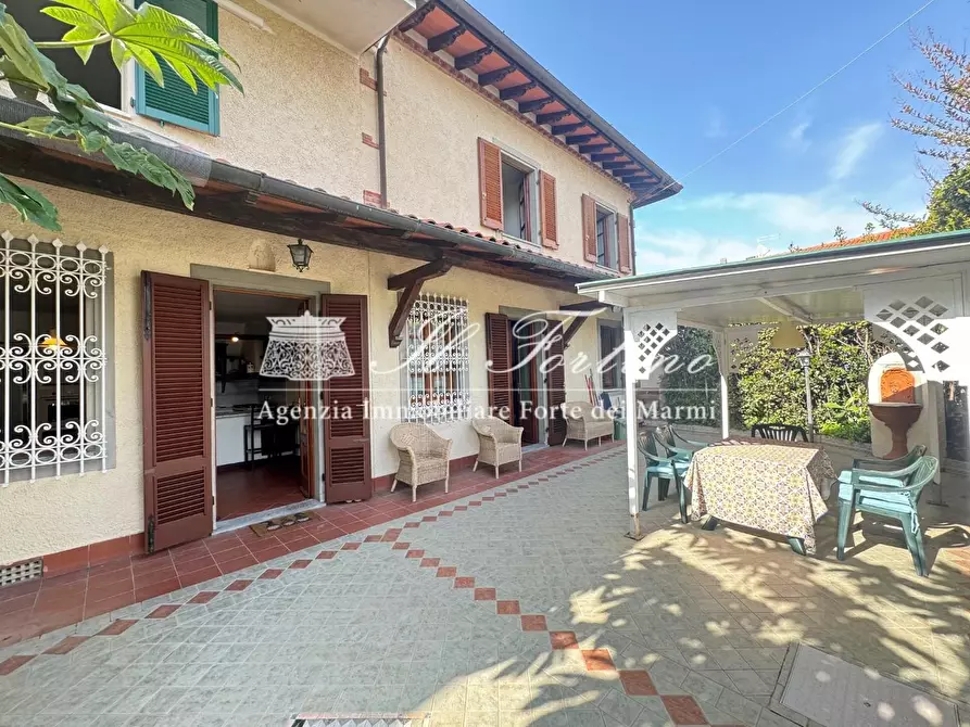 Immagine 2 di Casa bifamiliare in vendita  a Forte Dei Marmi