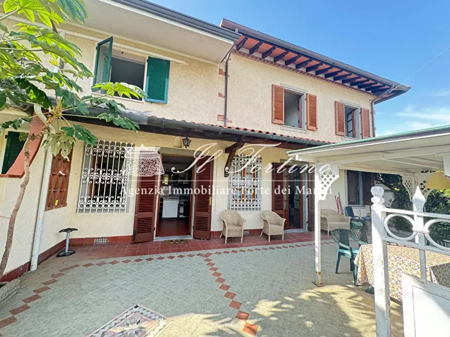 Immagine 1 di Casa bifamiliare in vendita  a Forte Dei Marmi