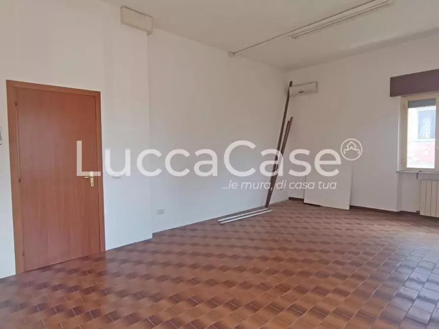 Immagine 11 di Ufficio in vendita  a Capannori