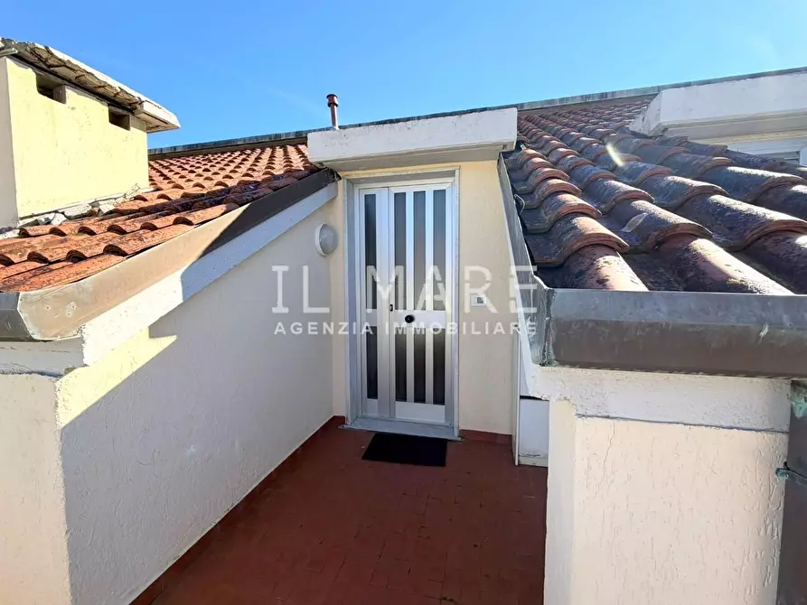 Immagine 10 di Mansarda in vendita  a Massa