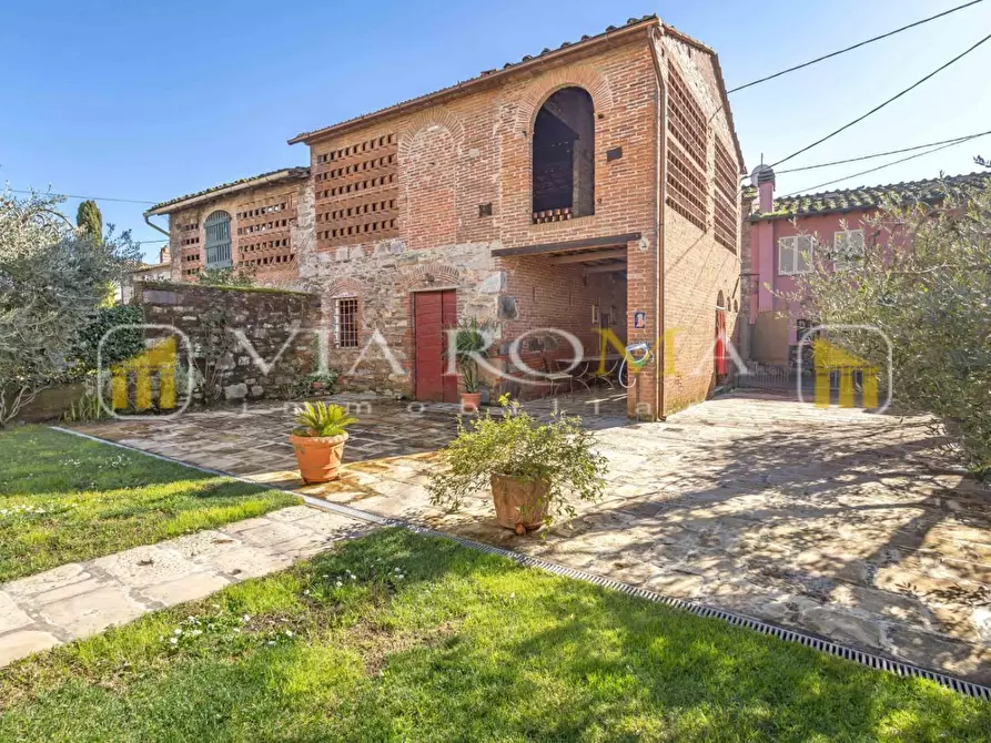 Immagine 47 di Villa in vendita  a Capannori