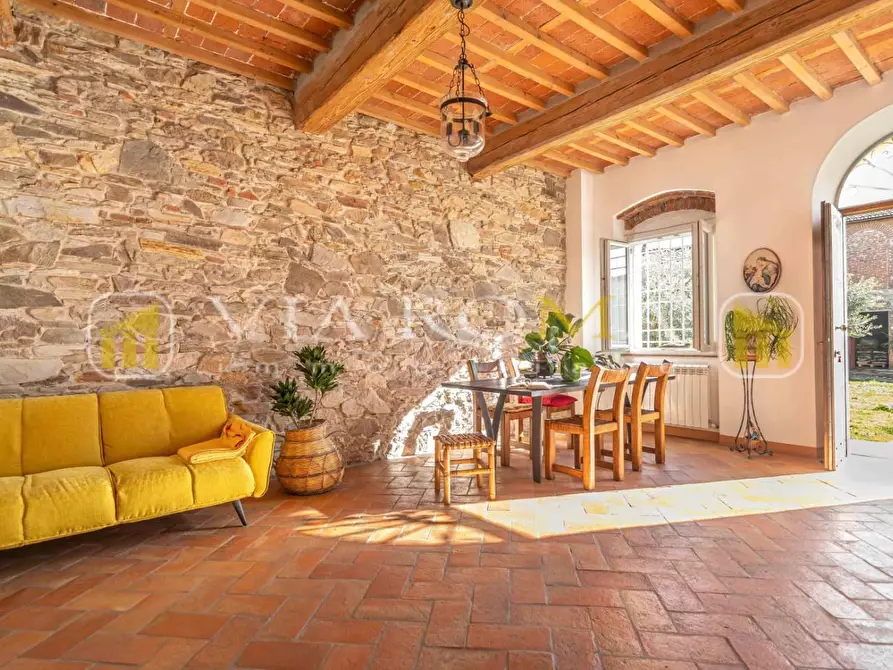 Immagine 2 di Villa in vendita  a Capannori