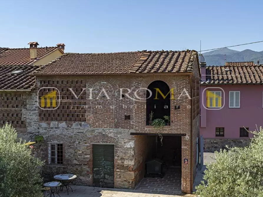 Immagine 43 di Villa in vendita  a Capannori